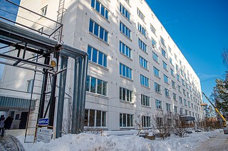 На 7-м этаже здания идет отделка помещений, где разместится операционный блок. Как сообщил глава муниципалитета, общая строительная готовность составляет 87%