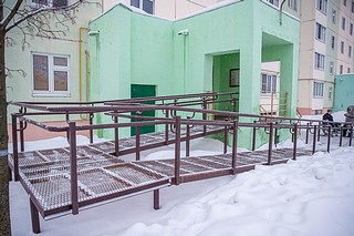 Андрей Иванов проинспектировал установку пандуса в доме № 15 по улице Армейская в Кубинке