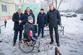 Андрей Иванов проинспектировал установку пандуса в доме № 15 по улице Армейская в Кубинке