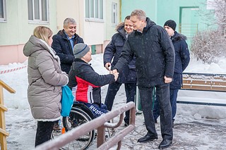 Андрей Иванов проинспектировал установку пандуса в доме № 15 по улице Армейская в Кубинке
