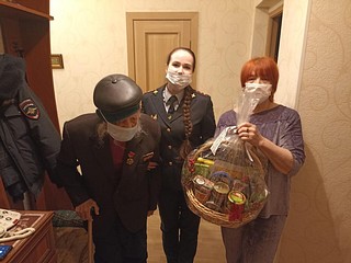Одинцовские полицейские поздравили с наступающим новым годом ветерана органов внутренних дел Ивана Николаевича Сманцера