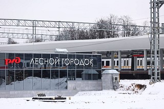 Теперь это современная станция с вестибюлем, 2 крытыми платформами, 4 лифтами и 4 эскалаторами