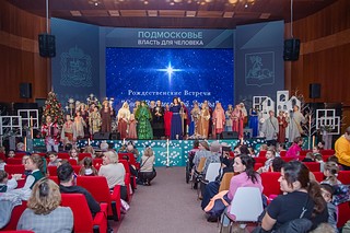 В рождественских встречах «Свет Вифлеемской звезды» приняли участие: хор кафедрального собора святого великомученика Георгия Победоносца города Одинцово, хор мальчиков и юношей им. Федора Ушакова города Красногорск, детский хор Воскресной школы Гребневского храма города Одинцово, участники проекта «Активное долголетие», а также артисты Театра под управлением заслуженной артистки России Натальи Бондаревой
