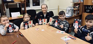 Дорожные инспекторы вместе с ребятами провели тематический мастер-класс по изготовлению дорожных «Снеговиков-светофоров»