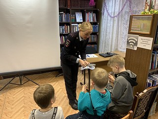 В заключение мероприятия ребятам вручили информационные брошюры и световозвращающие ленты