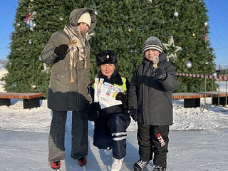 Все участники мероприятия получили сладкие подарки и световозвращающие браслеты