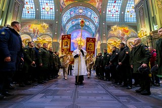 За порядком следят сотрудники правоохранительных органов, вместе с ними дежурят медики и спасатели
