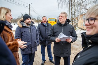Качество ремонта кровли жилого дома в селе Саввинская Слобода проверил Андрей Иванов вместе с жителями