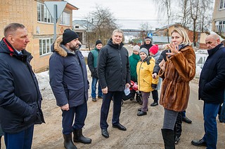 Качество ремонта кровли жилого дома в селе Саввинская Слобода проверил Андрей Иванов вместе с жителями
