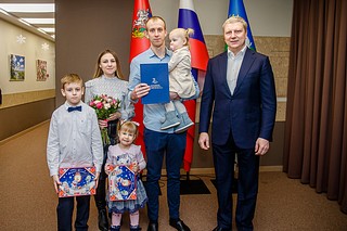 10 января в рамках реализации подпрограммы «Обеспечение жильем молодых семей» глава Одинцовского городского округа Андрей Иванов вручил сертификаты на получение социальной выплаты для улучшения жилищных условий трем семьям