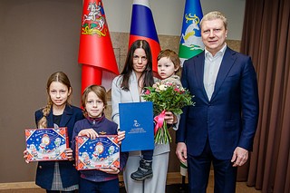 10 января в рамках реализации подпрограммы «Обеспечение жильем молодых семей» глава Одинцовского городского округа Андрей Иванов вручил сертификаты на получение социальной выплаты для улучшения жилищных условий трем семьям
