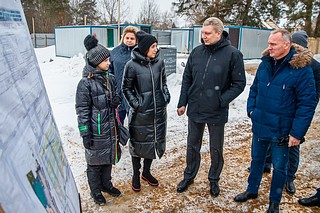 Ход строительства школы на 550 учеников в Горках-2 проверил Андрей Иванов