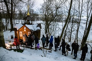 В Одинцовском округе в ночь с 18 на 19 января свыше 6400 человек приняли участие в крещенских купаниях