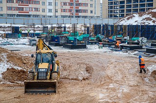 Сейчас на объекте идут разработка котлована, обустройство фундамента, наружных сетей водоснабжения и водоотведения