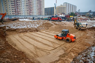 Сейчас на объекте идут разработка котлована, обустройство фундамента, наружных сетей водоснабжения и водоотведения