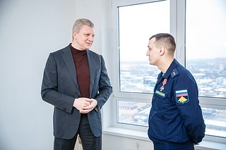 Глава округа Андрей Иванов совместно с военнослужащим Александром осмотрел новую квартиру бойца в одном из микрорайонов Одинцово
