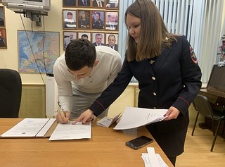 Сотрудники отдела по вопросам миграции УМВД поздравили новых граждан со знаменательным событием
