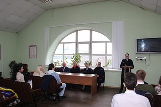 Для подростков была организована экскурсия по музею с председателем Совета ветеранов УМВД