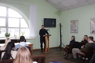 Для подростков была организована экскурсия по музею с председателем Совета ветеранов УМВД