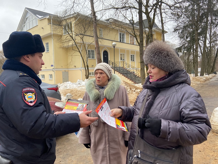Одинцовские полицейские провели профилактические беседы с населением в посёлке Барвиха, Январь