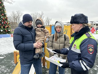 Сотрудники Одинцовской Госавтоинспекции провели беседы на детской игровой площадке
