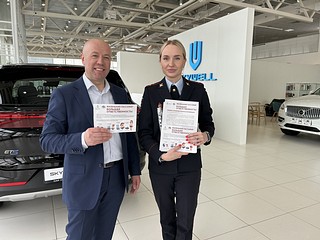 Одинцовские Госавтоинспекторы пообщались с работниками и посетителями автосалона