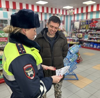 В рамках социального раунда Госавтоинспекторы провели беседы на автозаправочных станциях