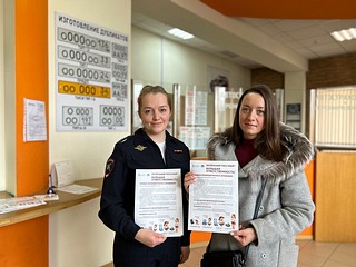 Одинцовские Госавтоинспекторы провели беседы с посетителями страховой компании