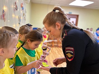 Дорожные полицейские напомнили ребятам о том, как и где правильно переходить дорогу, повторили дорожные знаки, рассказали, для чего нужен светофор и как правильно ориентироваться по его сигналам