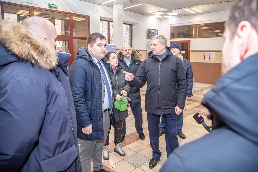 Глава Одинцовского округа Андрей Иванов вместе с жителями проверил содержание территории железнодорожной станции Звенигород, Февраль