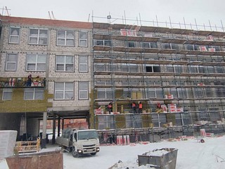 Строители приступили к устройству фасада школы в ЖК «Гусарская баллада»