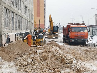 На строительной площадке работает 317 строителей и 11 единиц техники