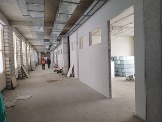 На строительной площадке работает 317 строителей и 11 единиц техники