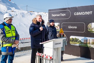В церемонии приняли участие представители компании-застройщика, будущие ученики и их родители