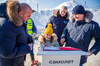 В церемонии приняли участие представители компании-застройщика, будущие ученики и их родители
