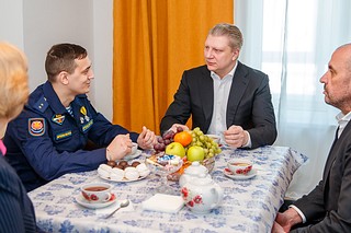 Глава округа Андрей Иванов поздравил с новосельем военнослужащего Александра в одном из микрорайонов Одинцово