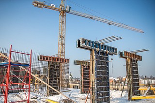 Строительство объекта ведет компания «СМП-3000». К настоящему моменту на площадке завершены подготовительные работы монолитных конструкций, выполнена плита 1 этажа, ведется армирование монолита на уровне 2 этажа