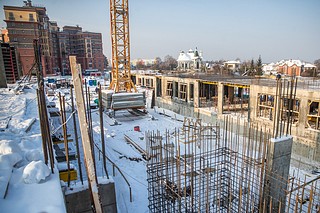 Строительство объекта ведет компания «СМП-3000». К настоящему моменту на площадке завершены подготовительные работы монолитных конструкций, выполнена плита 1 этажа, ведется армирование монолита на уровне 2 этажа