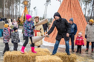 Народные игры, блины, выступления актёров и музыкантов были на Лазутинке, в парке Малевича и парке «Раздолье», в городском парке Звенигорода и других парковых территориях