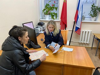 Одинцовские полицейские провели беседы с жителями поселка Барвиха о преимуществах использования сайта Госуслуг