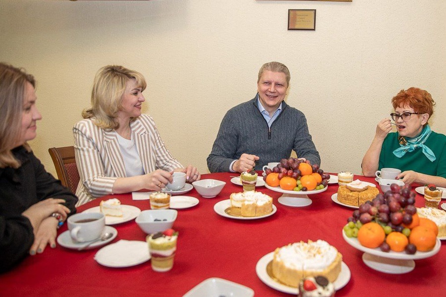 Андрей Иванов поздравил жен десантников и сотрудниц госпиталя с Международным женским днём, Март