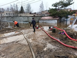Специалисты локализовали прорыв дамбы с помощью мешков с песком, организовали отвод от частного сектора, сейчас устраняют подтопление — откачивают воду помпами