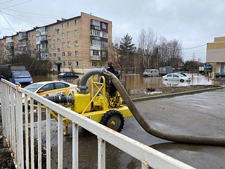 Специалисты локализовали прорыв дамбы с помощью мешков с песком, организовали отвод от частного сектора, сейчас устраняют подтопление — откачивают воду помпами