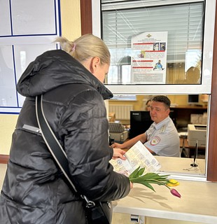 Автоледи получали весенние цветы в регистрационно- экзаменационном отделе