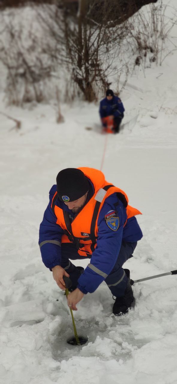 В настоящее время на Москве-реке в Одинцовском городском округе толщина льда составляет от 30 до 50 см, Март
