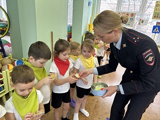 Дорожные полицейские напомнили детям о безопасном поведении на дорогах и улицах