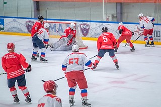 Команда «Красные звёзды» победила команду космонавтов «Наши» в товарищеском матче в Одинцово