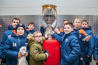 В перерывах между периодами зрители смогли сфотографироваться с главным трофеем КХЛ — Кубком Гагарина