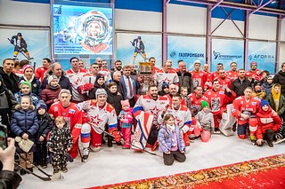 В перерывах между периодами зрители смогли сфотографироваться с главным трофеем КХЛ — Кубком Гагарина