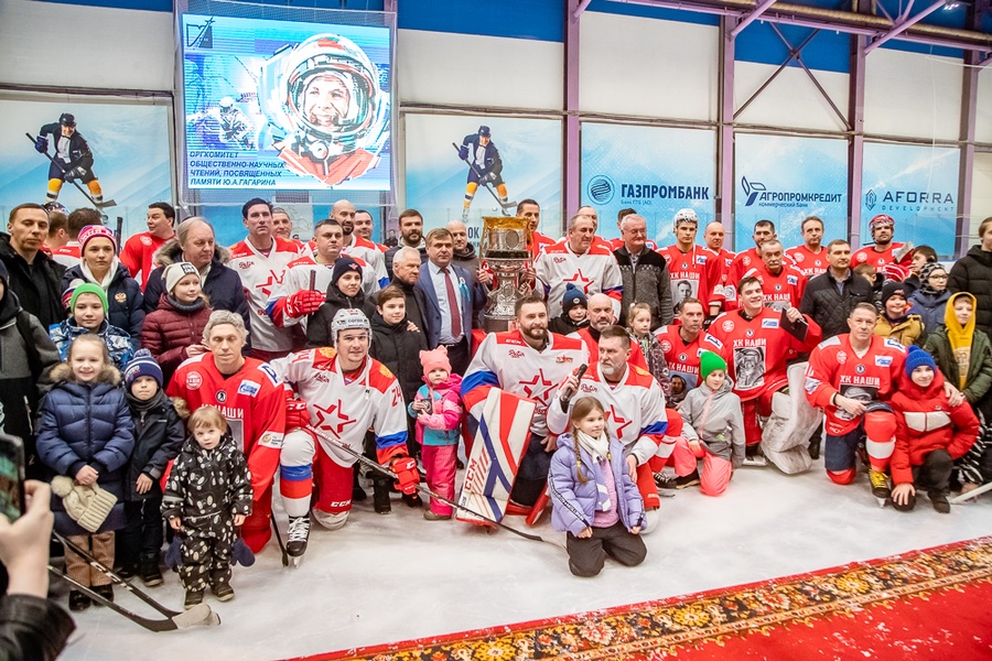 В перерывах между периодами зрители смогли сфотографироваться с главным трофеем КХЛ — Кубком Гагарина, Март